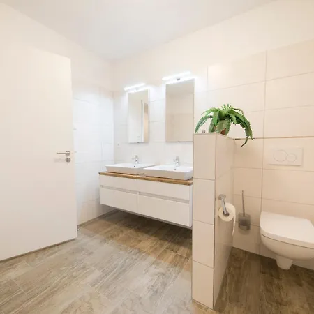 5 Block Moonshine Apartament *